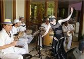 Lady Gaga Falls