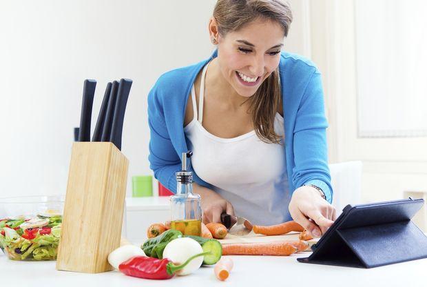 women laughing alone with salad know your meme f89 women laughing alone with salad know your meme